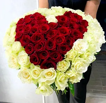 Букет в форме сердца из 75 роз