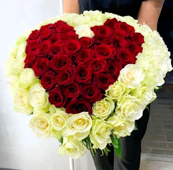 Букет в форме сердца из 75 роз