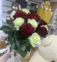 Букет из красных и белых роз под ленту