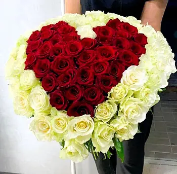 Букет в форме сердца из 75 роз