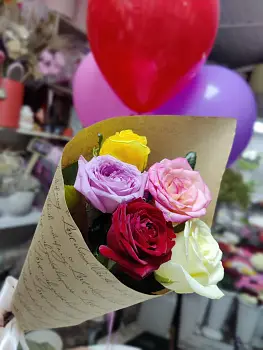 Букет из пяти разноцветных роз