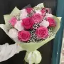 15 бело-розовых роз с гипсофилой
